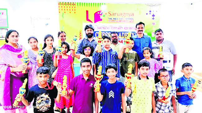 విజేతలకు బహుమతుల అందజేత 1