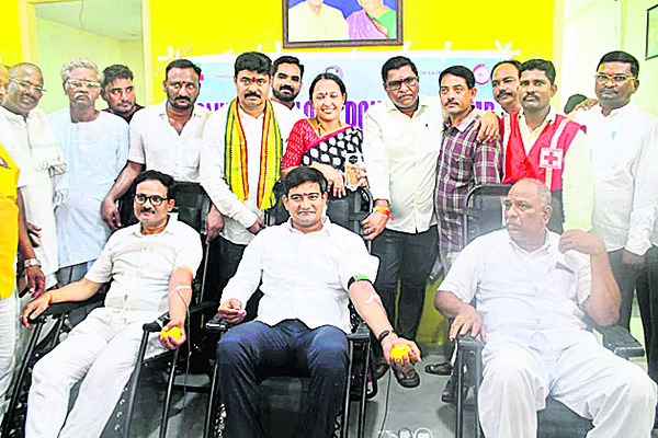 రక్తదానం చేసిన మంత్రి 2