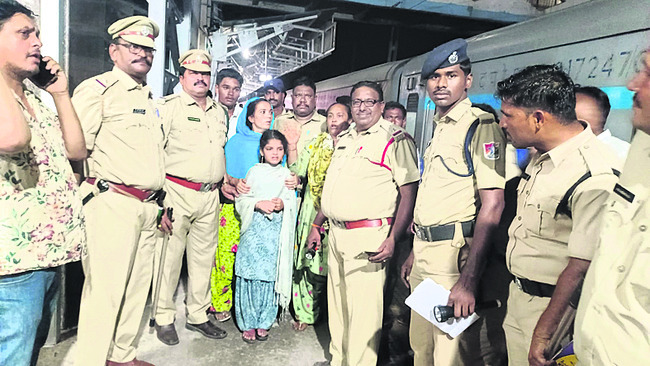 తల్లిదండ్రుల చెంతకు బాలిక1