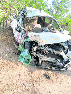 కారును ఢీకొన్న లారీ.. 9 మందికి గాయాలు1