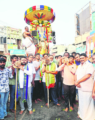గరుడ వాహనంపై విష్ణుమూర్తిగా చెన్నకేశవుడు1