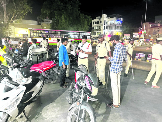 ఆరుగురిపై మైనర్‌  డ్రైవింగ్‌ కేసులు 1