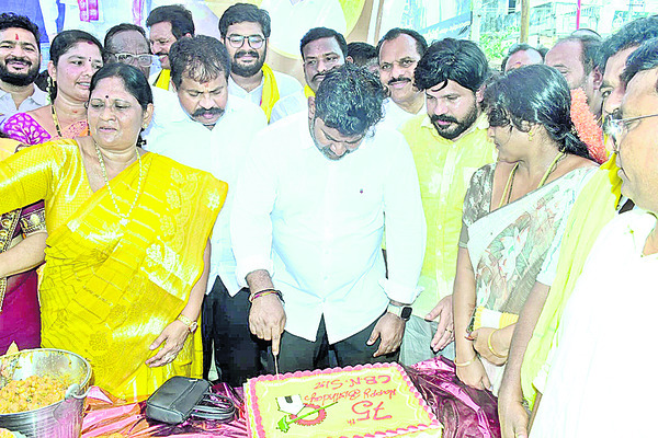 ఘనంగా సీఎం పుట్టిన రోజు వేడుకలు 1