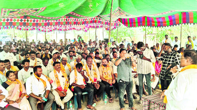 బాబు బర్త్‌డే వేడుకలో మారని తమ్ముళ్ల తీరు1