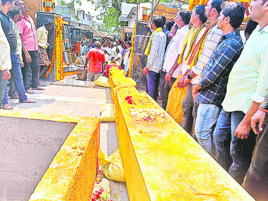 ఘనంగా ధ్వజస్తంభ ప్రతిష్ఠ
4