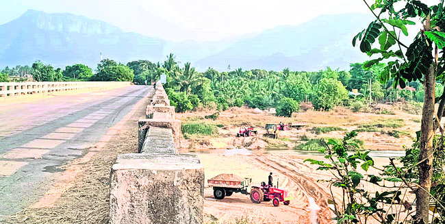 ● స్వర్ణముఖి నదిలో ఇష్టారాజ్యంగా ఇసుక తవ్వకాలు ● శ్రీకా1