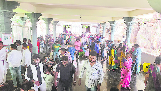 లోవకు పోటెత్తిన భక్తులు 2