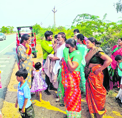 భక్తులపై తేనెటీగల దాడి 1