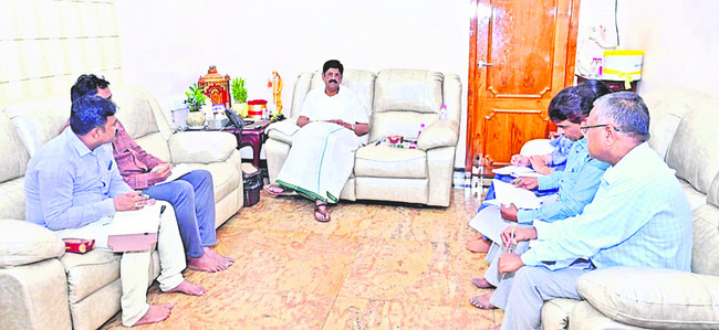 మే 1న సీఎం పర్యటనకు సిద్ధంగా ఉండండి
1