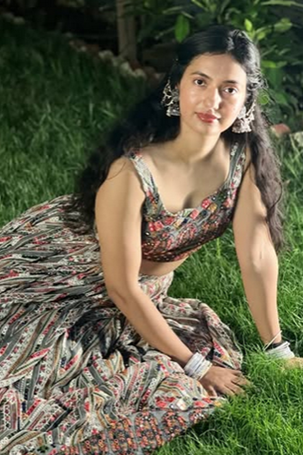 Meet Patanis Beautiful Sister Khushboo Who worked The Indian Army12
