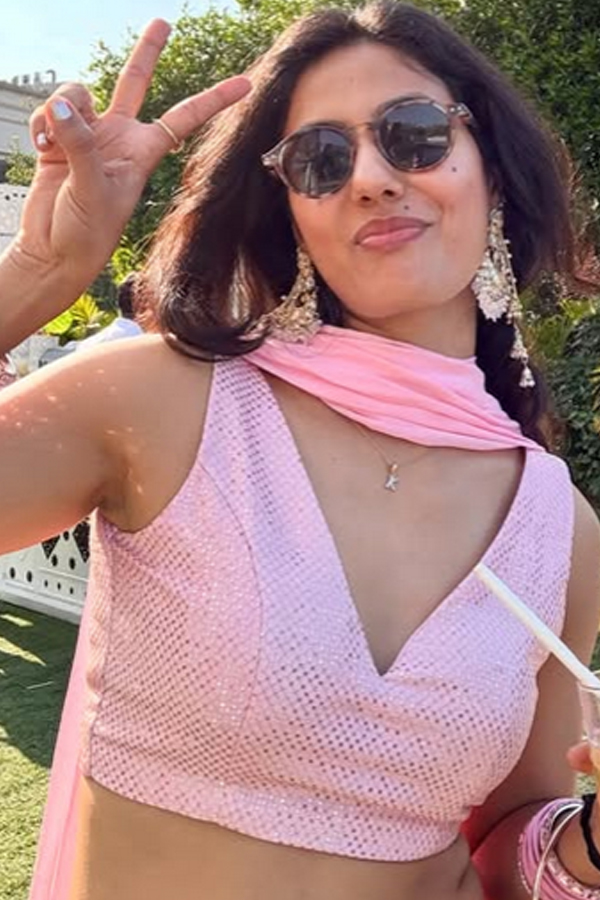 Meet Patanis Beautiful Sister Khushboo Who worked The Indian Army9
