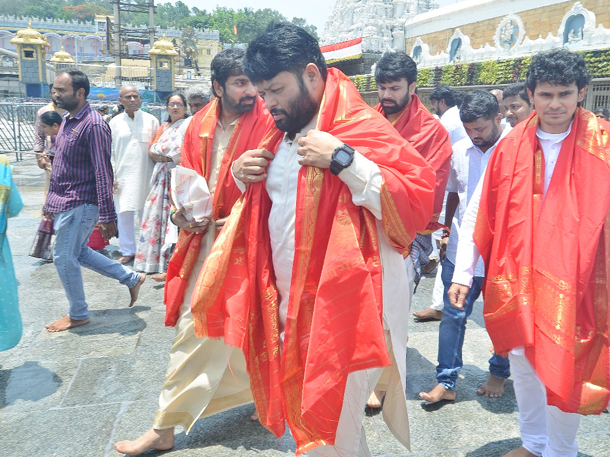 Music director Thaman ,Hero Ashwin Babu visited Tirumala Photos7