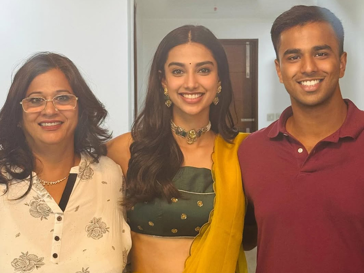 Tollywood Actress Meenakshi Chowdhury expressed special wishes To mother birthday Photos3