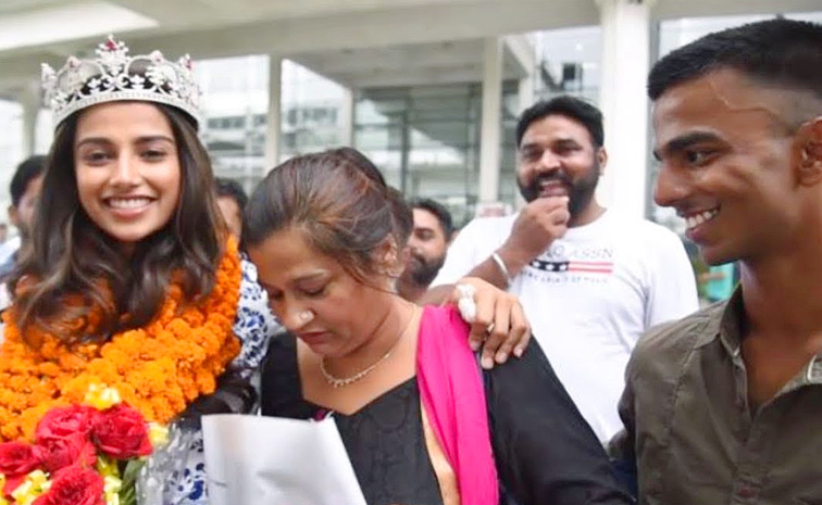Tollywood Actress Meenakshi Chowdhury expressed special wishes To mother birthday Photos6