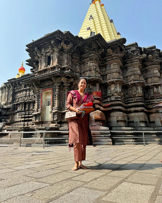 actress jyotika husband surya visited the sacred Shakti peethas7