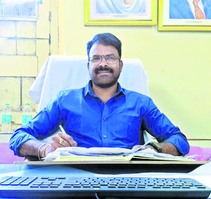 నదిలో రోడ్డేసి.. దర్జాగా తవ్వేసి.. 4