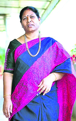 ● ఉమ్మడి జిల్లాలో వికసిస్తూ.. ముళ్లను సైతం ముద్దాడుతూ ●1