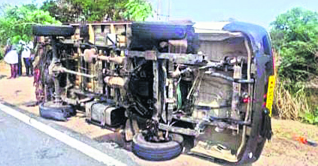 సరుకు వాహనం బోల్తా.. 22 మందికి గాయాలు1