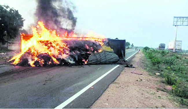లారీ బోల్తా పడి దగ్ధం2