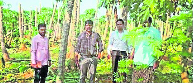 లారీ బోల్తా పడి దగ్ధం3