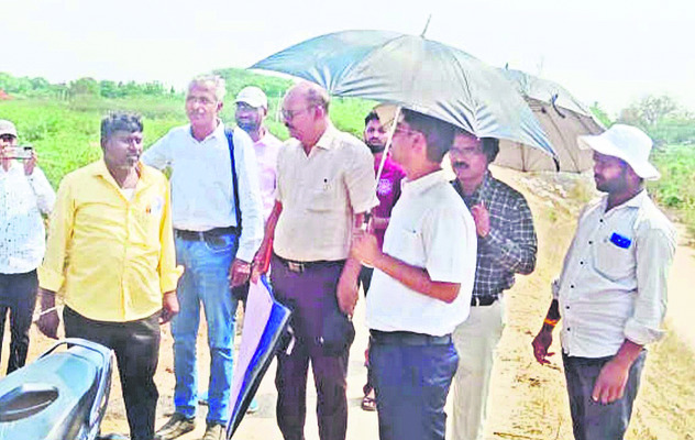 లారీ బోల్తా పడి దగ్ధం4