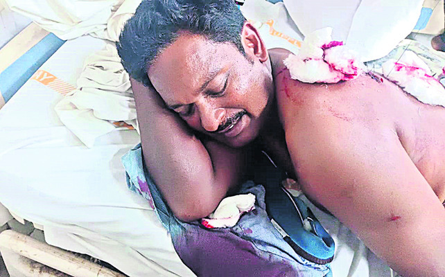 ముగ్గురు రైల్వే ఉద్యోగులకు జీఎం సేఫ్టీ అవార్డులు 
1