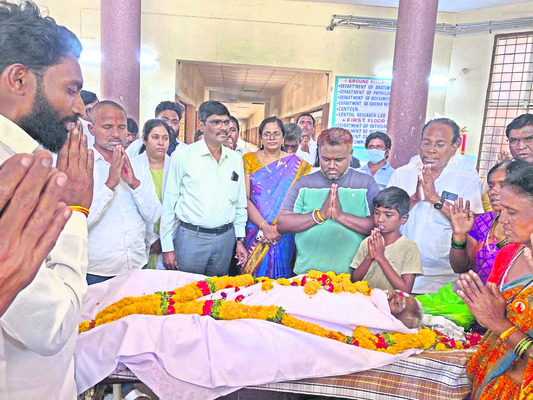 వేర్వేరు కారణాలతో పలువురి ఆత్మహత్య1