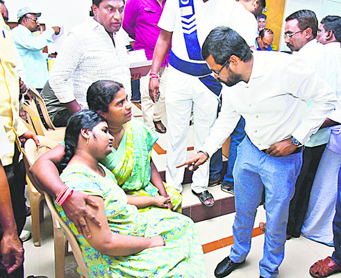 అర్జీలపై ప్రత్యేక శ్రద్ధ వహించండి1