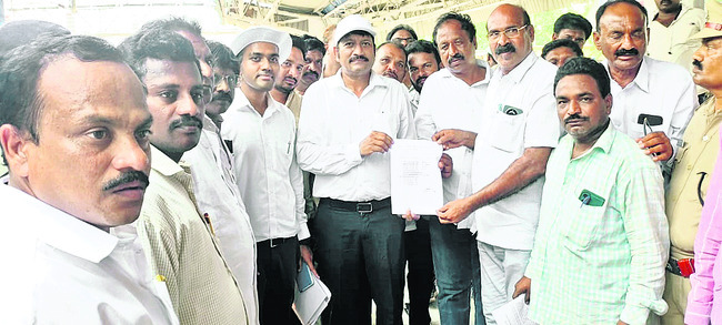 ఫిర్యాదులు  పరిష్కరించండి 
2