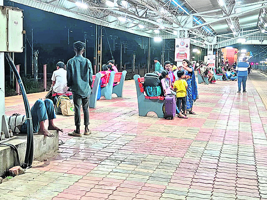 రైళ్ల రాకపోకలకు అంతరాయం1