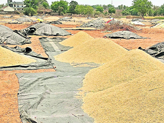 లారీలు రావు.. కాంటా పెట్టరు !1