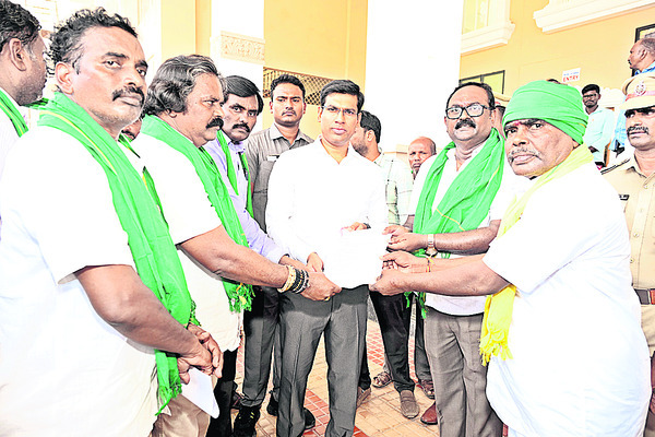 ధర్నాతో దద్దరిల్లిన కలెక్టరేట్‌ 3