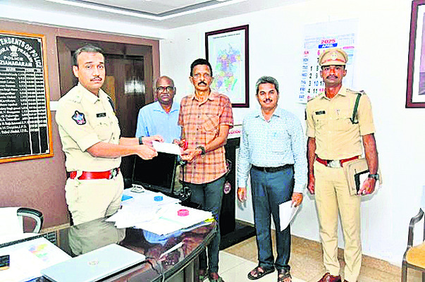 విశ్రాంత హోంగార్డుకు ‘చేయూత’ 1