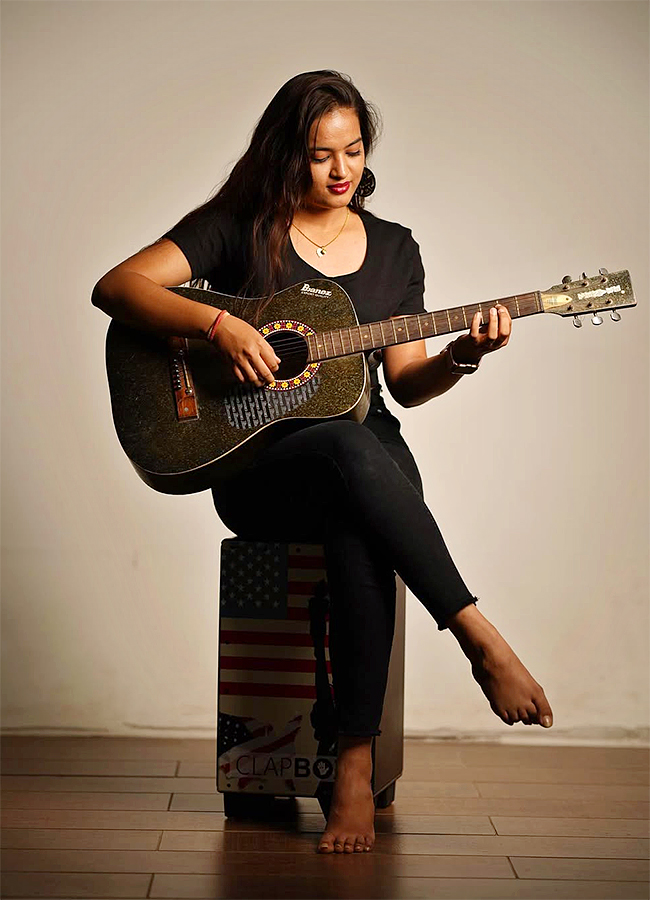 Racha Movie Child Artist Vishika Kota Viral Photos13
