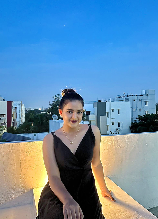 Racha Movie Child Artist Vishika Kota Viral Photos14