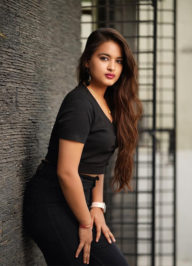 Racha Movie Child Artist Vishika Kota Viral Photos15