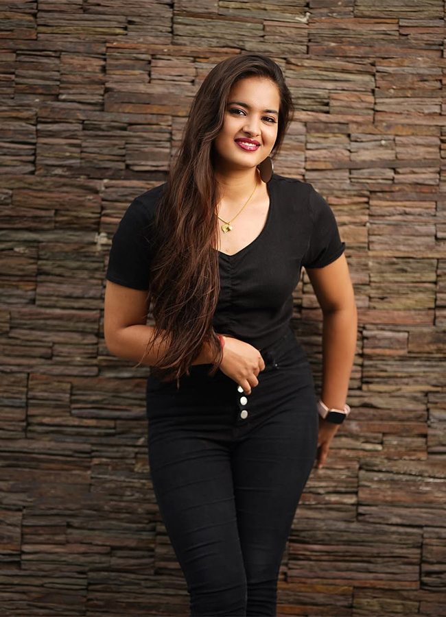 Racha Movie Child Artist Vishika Kota Viral Photos16