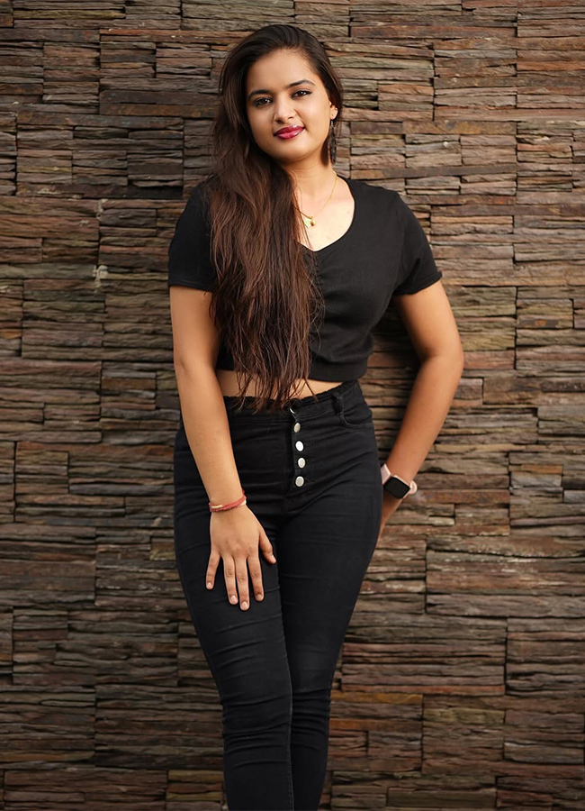 Racha Movie Child Artist Vishika Kota Viral Photos18