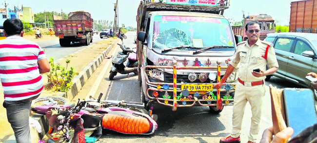 రోడ్డుకు అడ్డంగా గ్రానైట్ లారీ 1