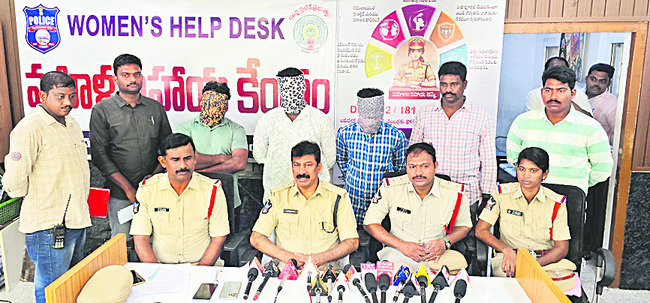 ఎలక్ట్రిక్‌ బైక్‌ దొంగలు ముగ్గురు అరెస్టు 1