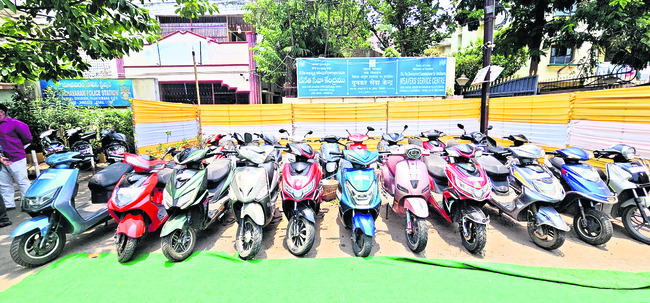 ఎలక్ట్రిక్‌ స్కూటర్ల చోరీ.. ముగ్గురు నిందితుల అరెస్టు1