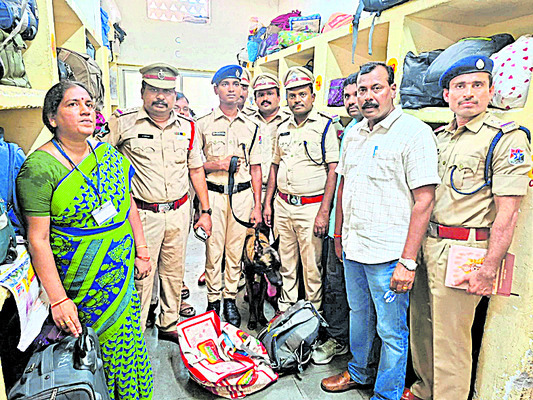 క్లోక్‌రూంలో అనుమానిత బ్యాగును గుర్తించిన రైల్వే జాగిలం1