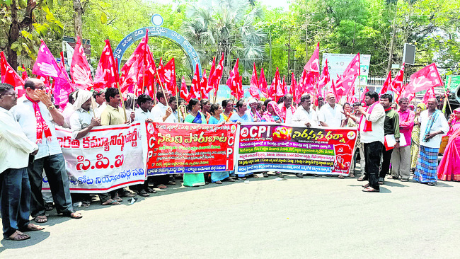 ఇళ్ల స్థలాల పంపిణీలో జాప్యం1