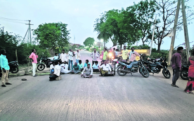 తూకాలు ప్రారంభించాలంటూ రైతుల ధర్నా1