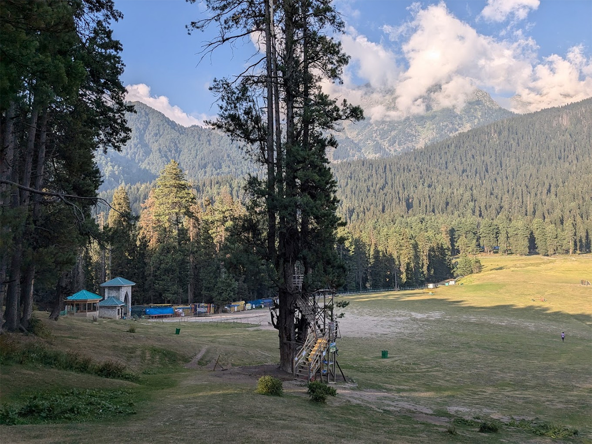 Pahalgam Attack: Tourists Que For Baisaran Valley For These Beautiful Locations Photos11