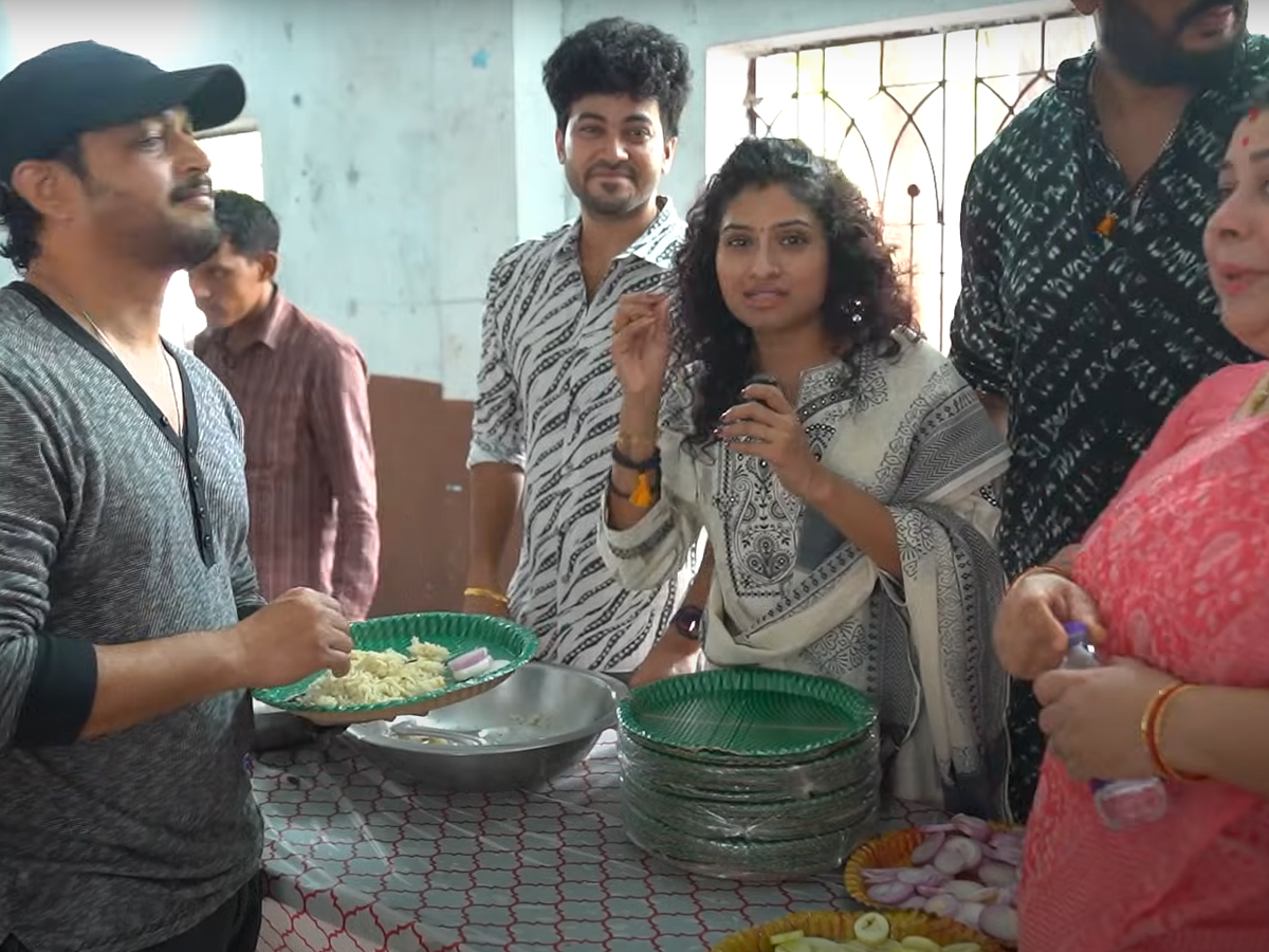 The family members and the web series team held this daawat at peddamma thalli15