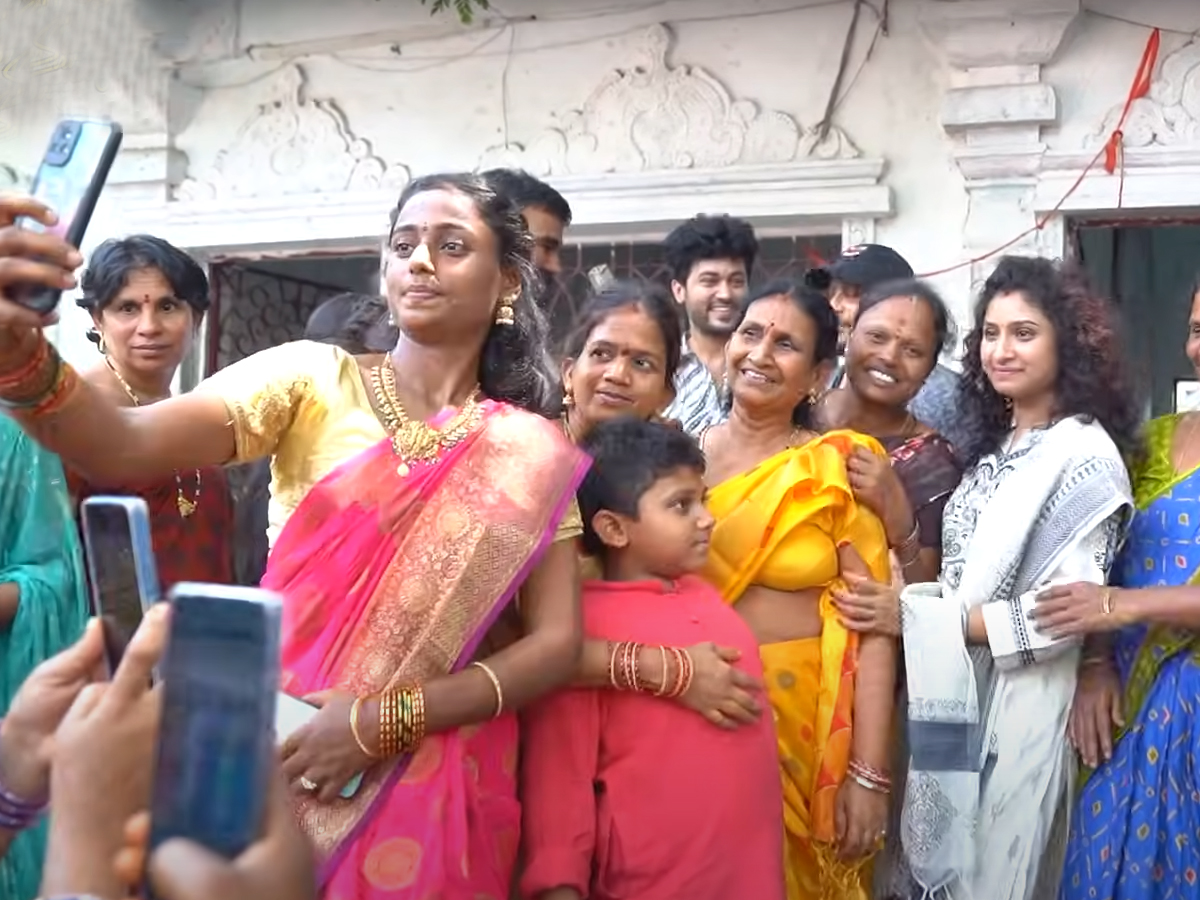 The family members and the web series team held this daawat at peddamma thalli10