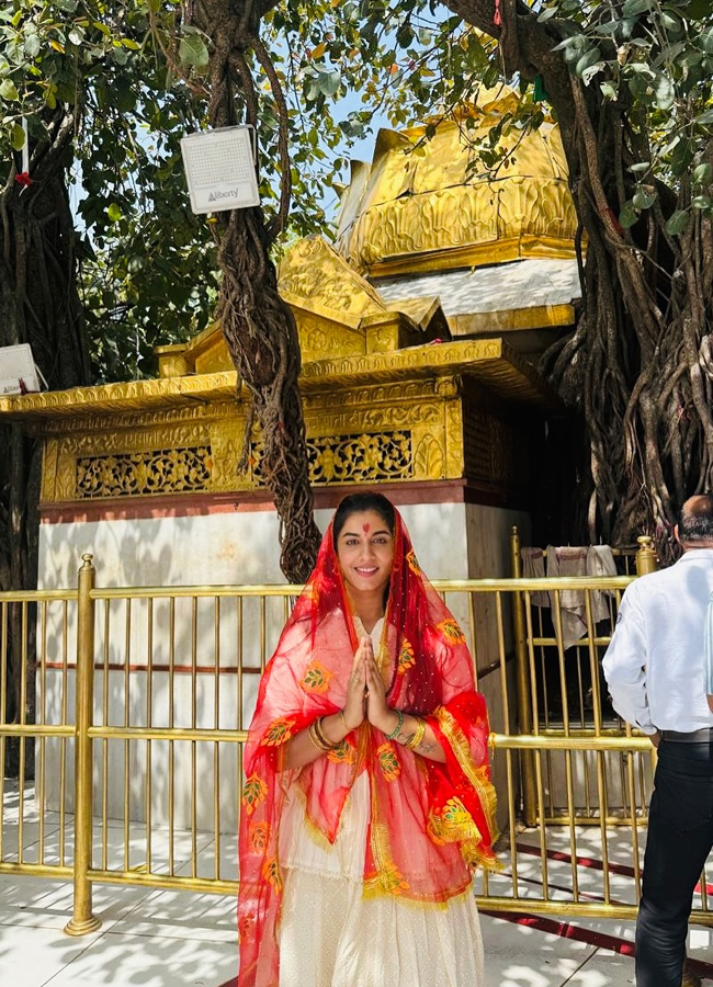Vishnupriya enjoying the beauty of nature in Himachal Pradesh11