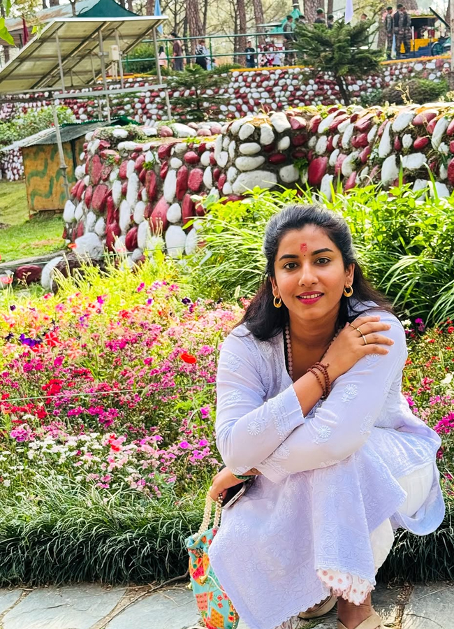 Vishnupriya enjoying the beauty of nature in Himachal Pradesh12
