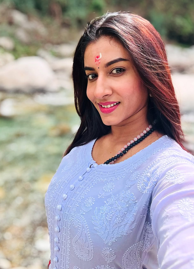 Vishnupriya enjoying the beauty of nature in Himachal Pradesh14